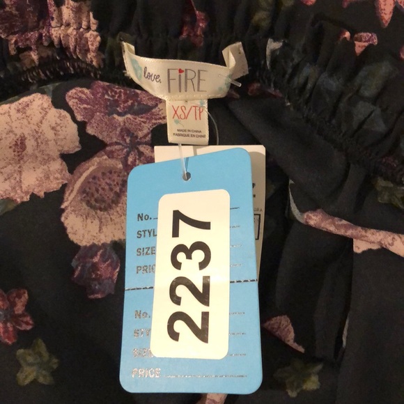 🔥🌸🐝NWT Floral Love Fire Pretty Top 💕💕 - Picture 3 of 3